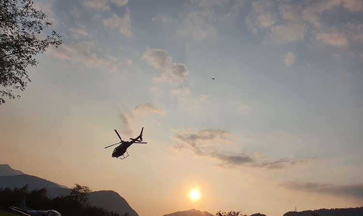 Elicottero in decollo Iseolakeairfield